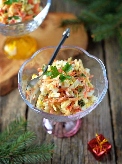 Insalata di bastoncini di granchio con carote, uova sode, formaggio e maionese