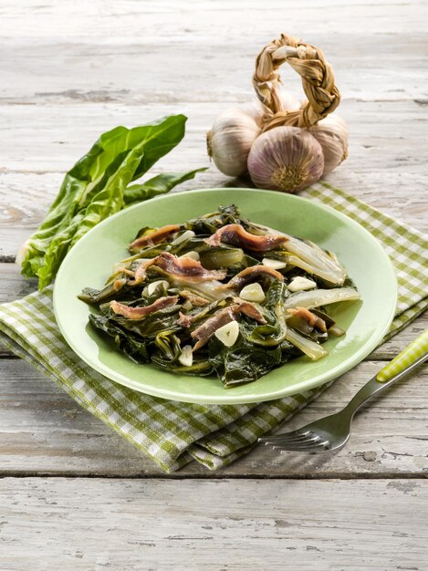 Insalata di bietole bollite con acciughe e aglio