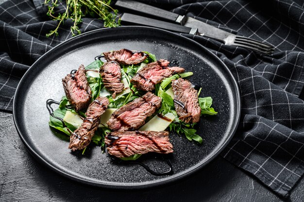 Insalata di bistecca con spinaci, rucola e bistecca di manzo alla griglia