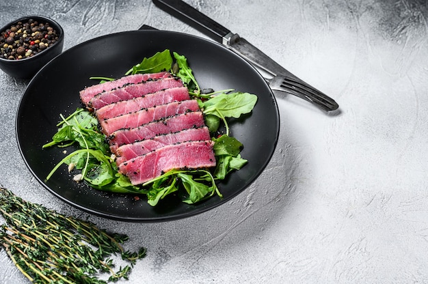 Insalata di bistecca di tonno con rucola e spinaci