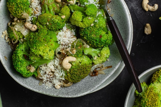 Insalata di broccoli e cipolle con anacardi e parmigiano