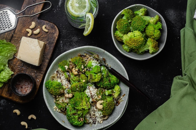 Insalata di broccoli e cipolle con anacardi e parmigiano