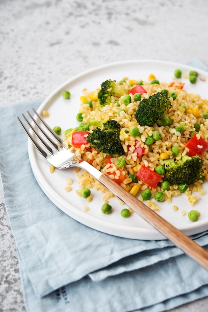 Insalata di bulgur con verdure su un piatto