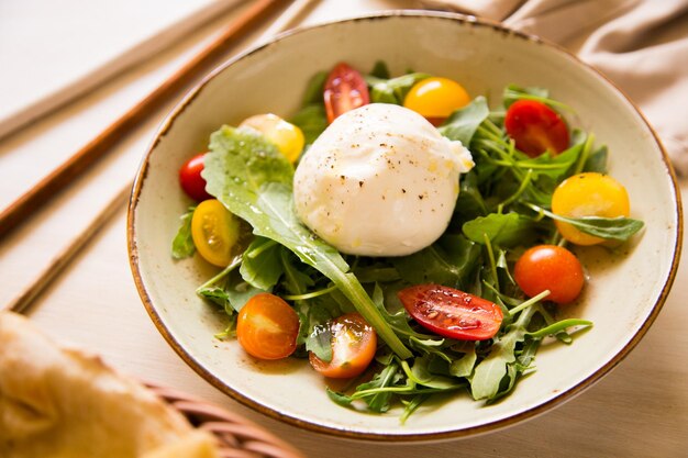 Insalata di burrata La burrata è un formaggio di latte vaccino fresco a pasta filata e di forma tondeggiante