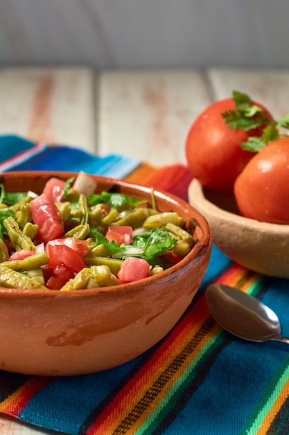 Insalata di cactus nopal messicano tradizionale o nopales a la mexicana Cibo vegano