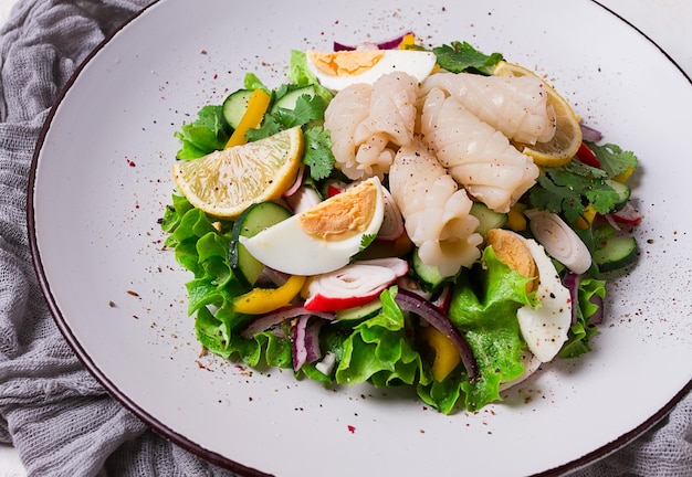 Insalata di calamari e verdure con uovo fatto in casa senza persone