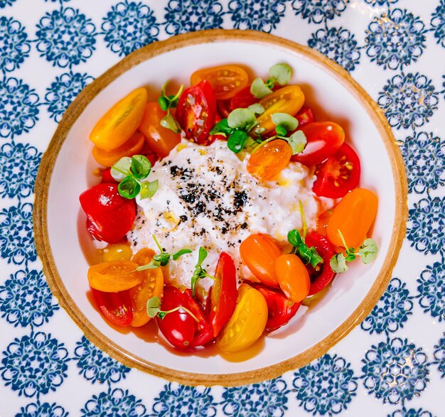 Insalata di caprese con pomodori mozzarella basilico pesto