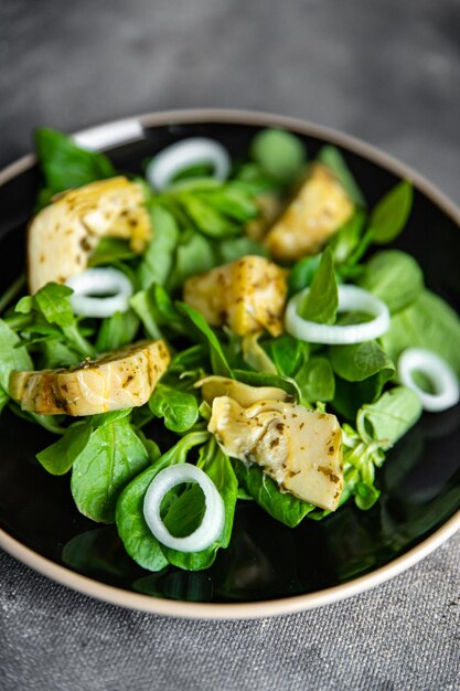 insalata di carciofi foglie verdi mix fresco pasto sano spuntino dieta sul tavolo copia spazio cibo