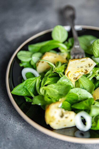 insalata di carciofi foglie verdi mix fresco pasto sano spuntino dieta sul tavolo copia spazio cibo