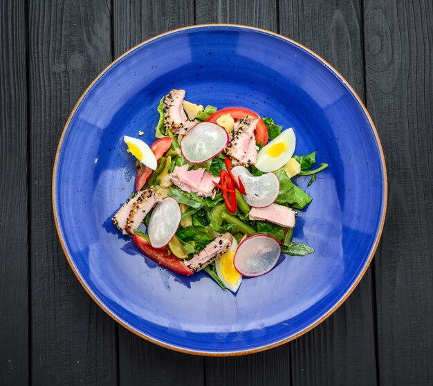 Insalata di carne con verdure e sesamo. cucina spagnola