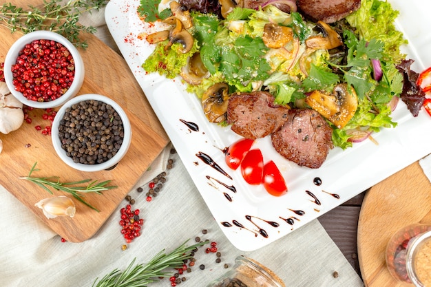 Insalata di carne con verdure