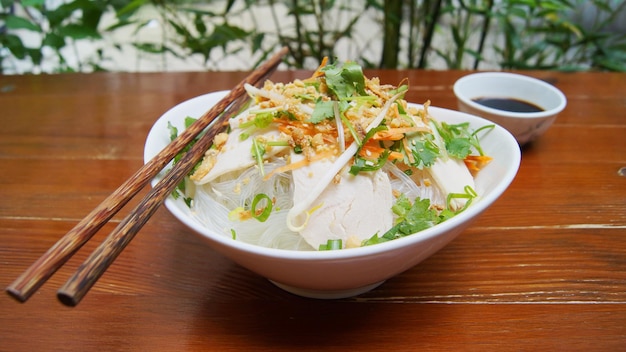 Insalata di carne di pollo piccante con verdure. Ricetta asiatica tradizionale.