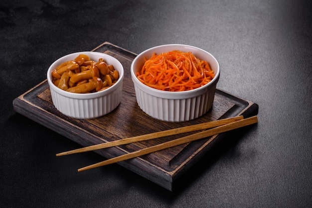 Insalata di carote asiatica e coreana con spezie, olio d'oliva e aglio