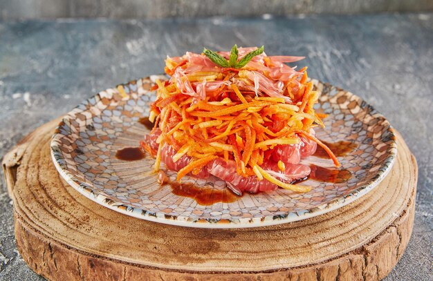 Insalata di carote, mele, noci e pamela sul piatto. Cibo gourmet francese.