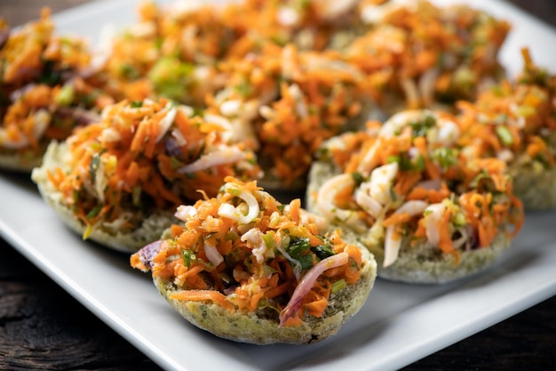 Insalata di carote sul pane Una buschetta di insalata vegetariana