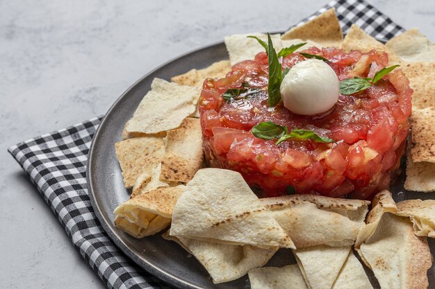 Insalata Di Carpaccio Di Pomodoro Fatto In Casa Con Mozzarella, Olio Di Oliva E Basilico Con Pane Arabo. Concetto di cibo sano