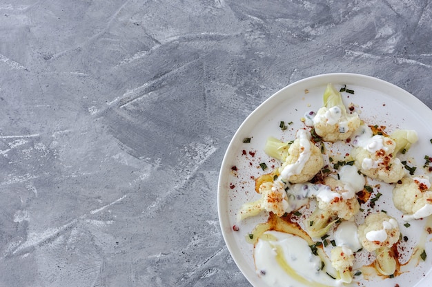 Insalata di cavolfiore con spezie e olio d'oliva dall'alto