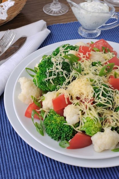 Insalata di cavolfiore e broccoli, pomodori e formaggio