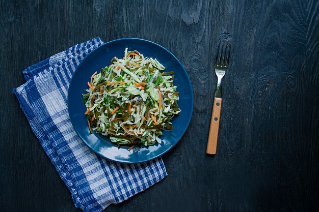 Insalata di cavolo bianco, cavolo di mare e carote fresche.