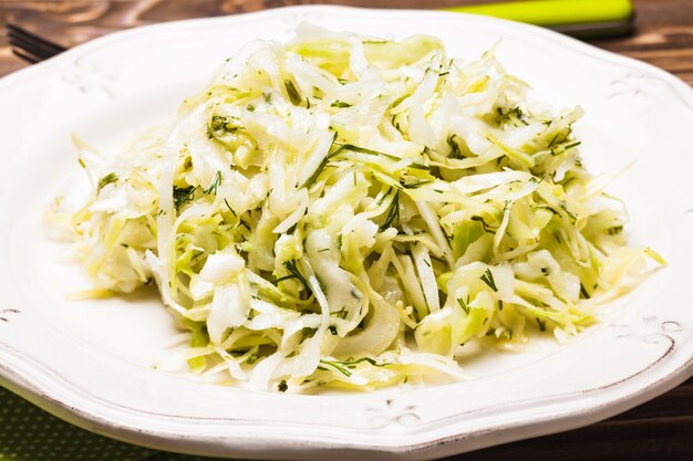 Insalata di cavolo cappuccio - cavolo fresco tagliuzzato con aneto su un piatto