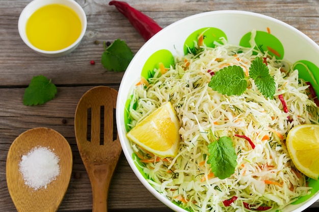 Insalata di cavolo con carote e succo di limone