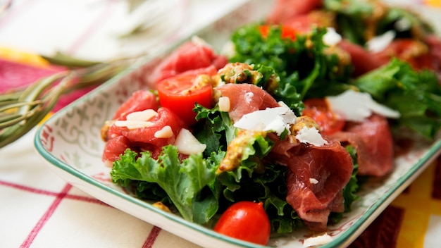 Insalata di cavolo con carpaccio di manzo e formaggio