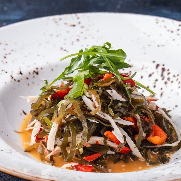 Insalata di cavolo di mare su un piatto. Avvicinamento