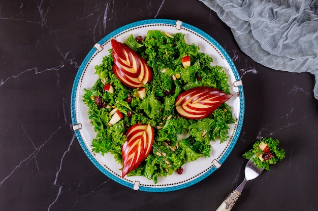 Insalata di cavolo fresco antiossidante con mela rossa e mirtillo rosso.