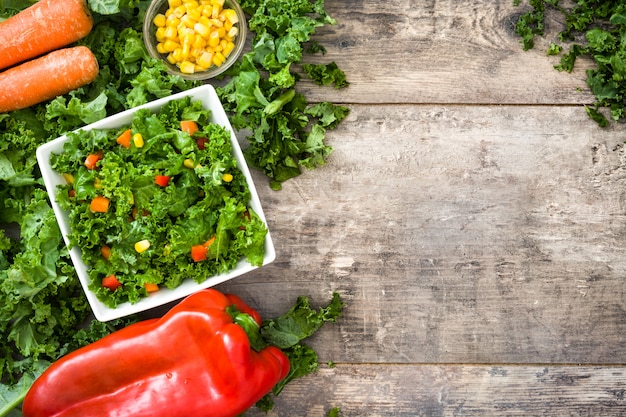 Insalata di cavolo in ciotola bianca sulla tavola di legno