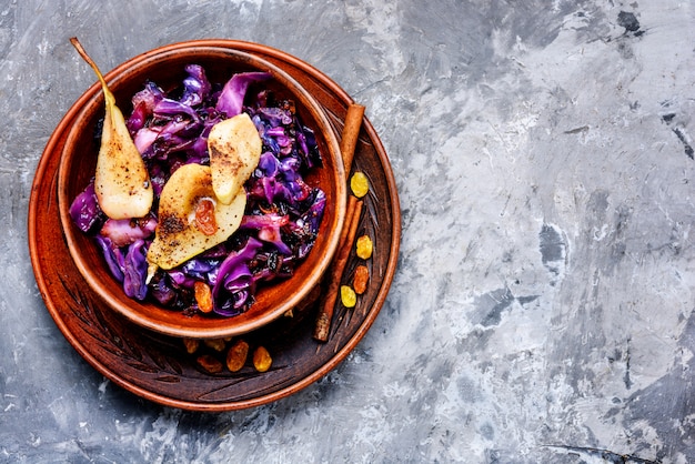 Insalata di cavolo, pere e spezie