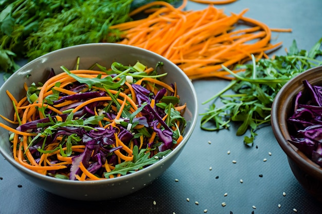 Insalata di cavolo rosso, carote e verdure. Decorato con verdure ed erbe affettate.