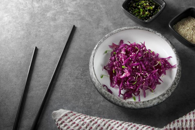 Insalata di cavolo rosso con semi di sesamo, micro-verdi e salsa Cibo vegetariano Insalata di cavolo rosso sana