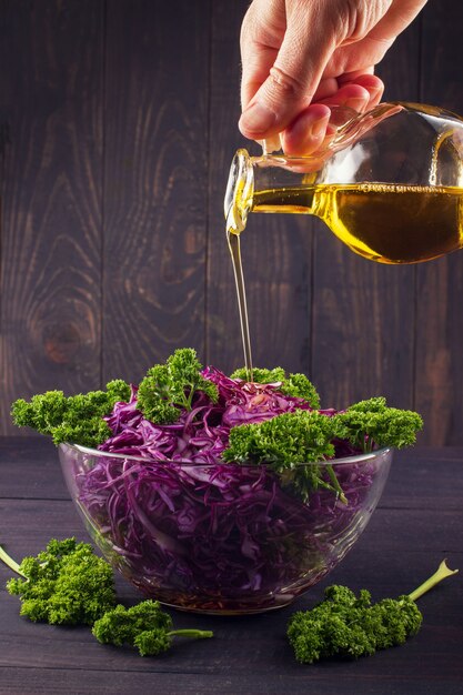 Insalata di cavolo rosso in un piatto innaffiato con olio