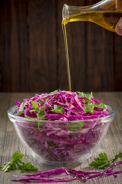 Insalata di cavolo rosso versata con olio d'oliva.Stile sano.