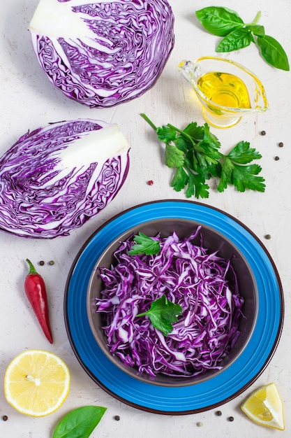 Insalata di cavolo viola in ciotola ed ingredienti