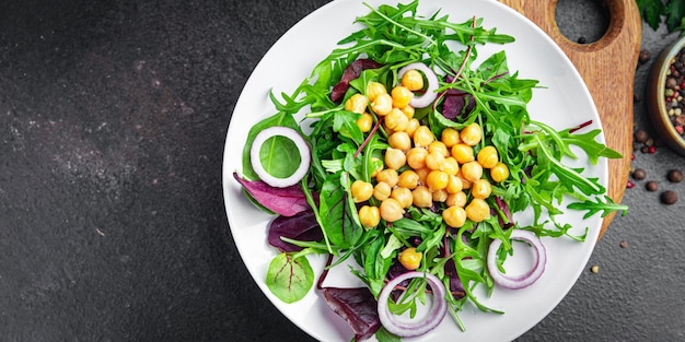 insalata di ceci foglia verde lattuga mix fresco pasto sano dieta alimentare spuntino sul tavolo copia spazio