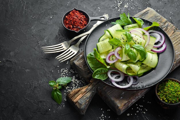 Insalata di cetrioli e cipolle fresche. Vista dall'alto. Spazio libero per il tuo testo.