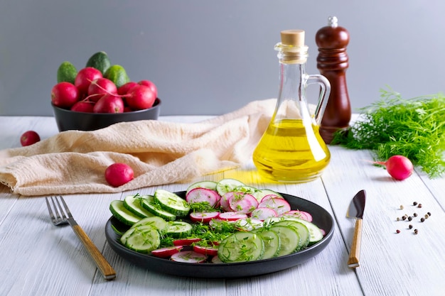Insalata di cetrioli e ravanelli freschi con aneto e olio vegetale dieta vegetariana