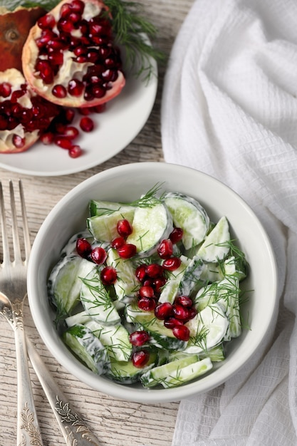 Insalata di cetrioli freschi con aneto e chicchi di melograno, in salsa di yogurt