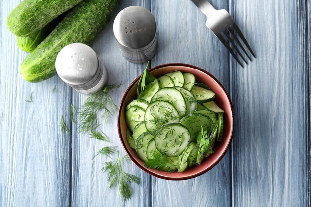 Insalata di cetriolo in una ciotola sul tavolo