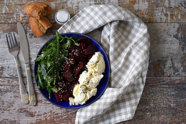 Insalata di cheto con barbabietole, rucola e mascarpone.