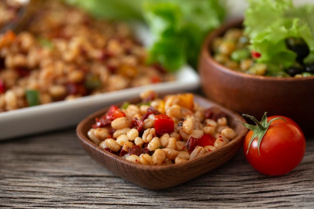 Insalata di chicchi di grano come cibo vegetariano