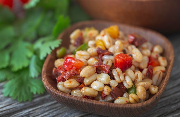 Insalata di chicchi di grano come cibo vegetariano