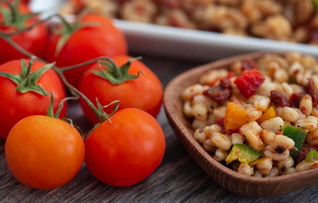 Insalata di chicchi di grano come cibo vegetariano