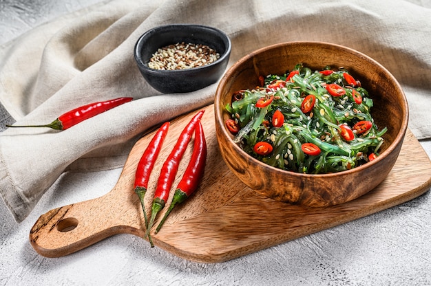 Insalata di chuka di alghe salutari con verdure e peperoncino rosso