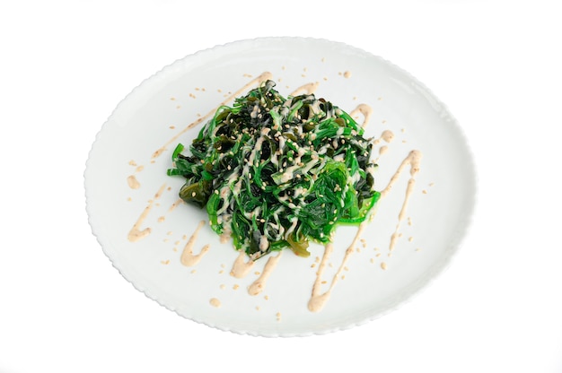 Insalata di Chukka. Con alga wakame e salsa di arachidi. Vista dall'alto. Sfondo bianco. Isolato