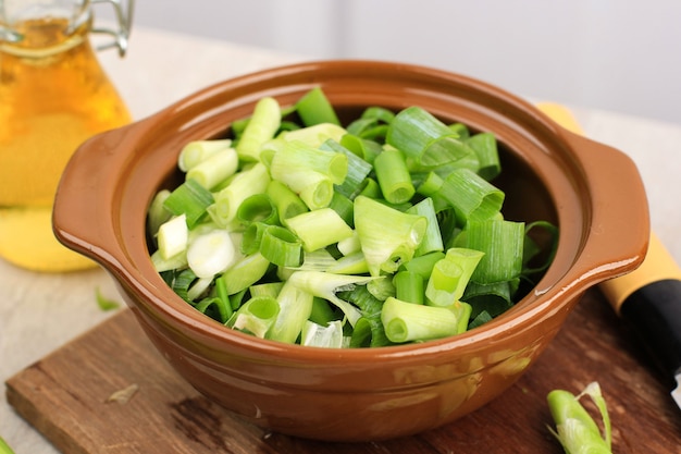 Insalata di cipollotti tritati a fette cipolle verdi o scalogno in una ciotola