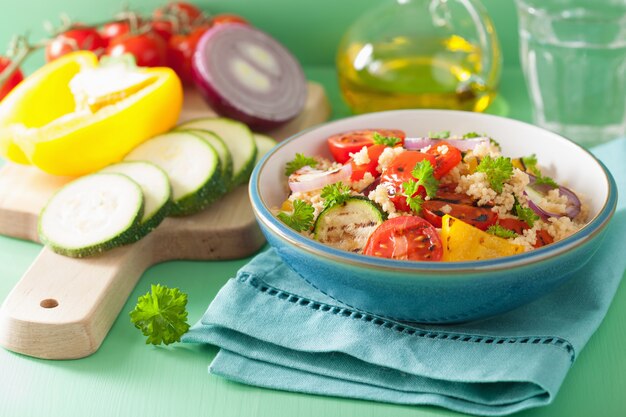 Insalata di cous cous con cipolla e zucchine grigliate al peperoncino