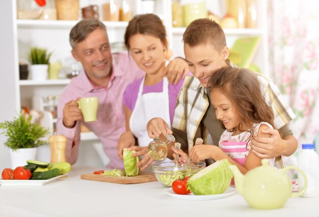 Insalata di cucina in famiglia in cucina insieme