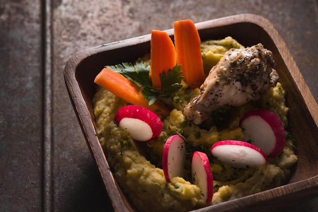 Insalata di fagioli pollo carote ravanelli in una ciotola